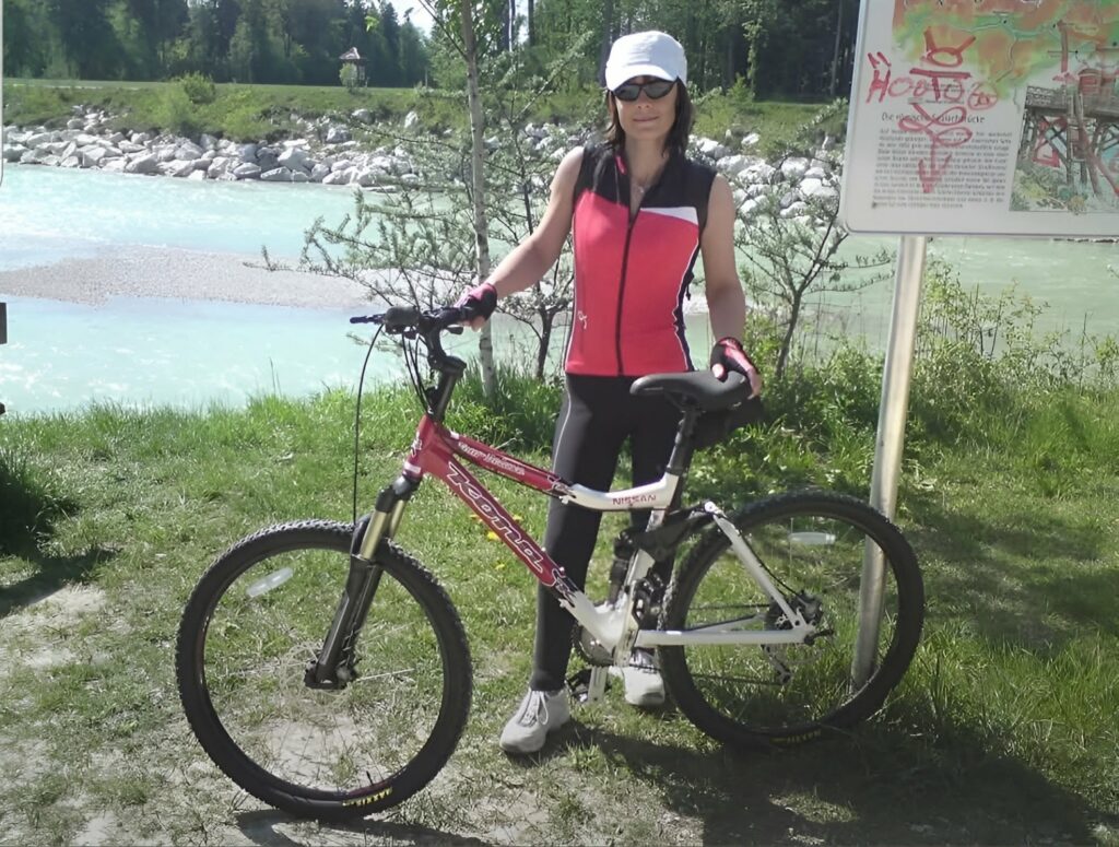 Cerstin Rapske mit ihrem Fahrrad an der Saalach entlang