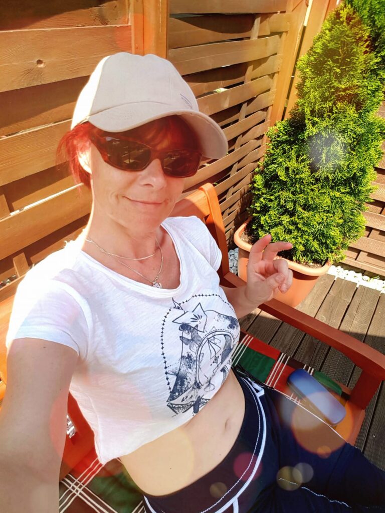 Autorin Cerstin Rapske beim Chillen in Nachbars Garten